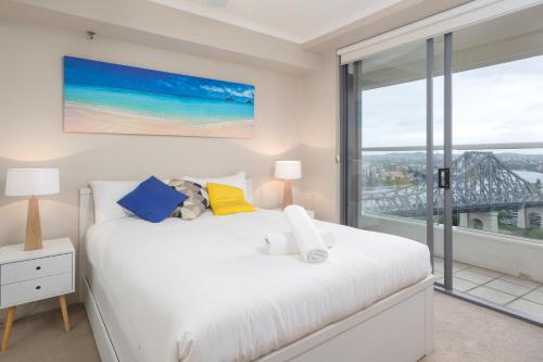 A bed or beds in a room at AAB Apartments Brisbane