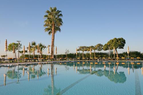 Πισίνα στο ή κοντά στο Crowne Plaza Limassol, an IHG Hotel