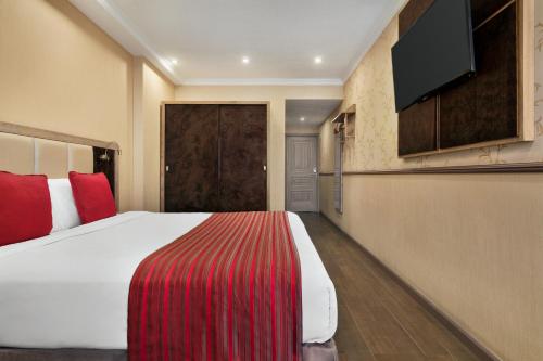 Телевизор и/или развлекательный центр в Ramada by Wyndham Bishkek Centre