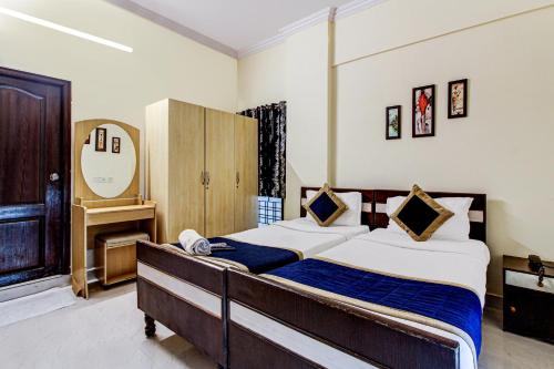 1 dormitorio con cama y espejo. en NirmalVilla Cherry, en Hyderabad