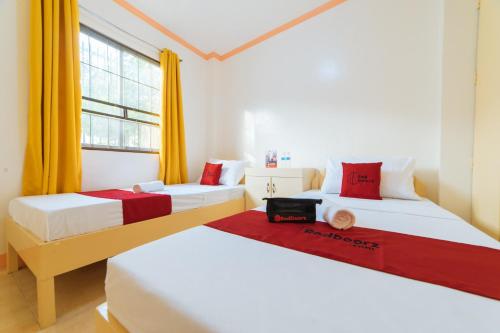 A bed or beds in a room at RedDoorz @ Q Abeto Street Mandurriao