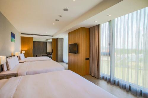 Postel nebo postele na pokoji v ubytování Jin Shi Hu Hotel