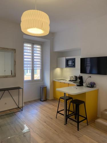 uma sala de estar com uma mesa e uma cozinha em STUDIO rue pietonne Ajaccio em Ajaccio