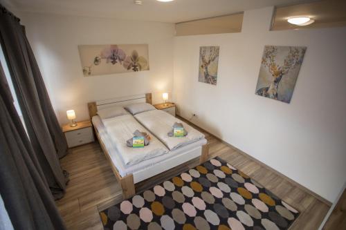 Una cama o camas en una habitación de Modern Old Town Apartment