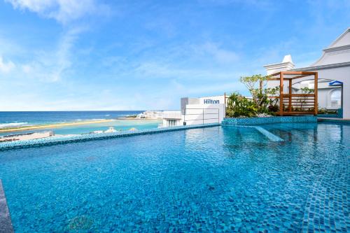 Bazén v ubytovaní Lequ Okinawa Chatan Spa ＆ Resort alebo v jeho blízkosti