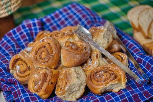 een bord gebak op tafel met een tang bij Mbali Mbali Tarangire River Camp in Kwa Kuchinia