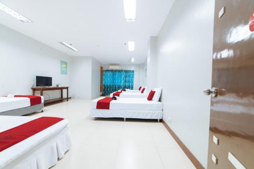 Postel nebo postele na pokoji v ubytování RedDoorz @ San Jose Tagbak Jaro Iloilo