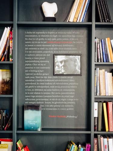 a display in a book shelf with books at Pokoje Gościnne WIDNOKRĄG in Sandomierz