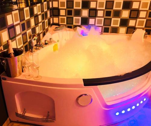 クラクフにあるUNDERGROUND Jacuzzi Roomsのバスルーム(バスタブ、シンク付)