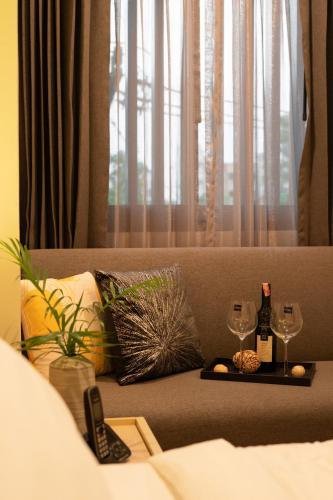 Una cama o camas en una habitación de SJ Miracle Hotel