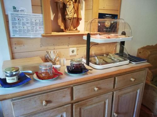 Makanan di atau berdekatan apartmen