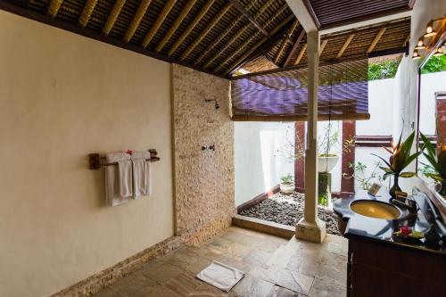 Un baño de The Water Garden Hotel