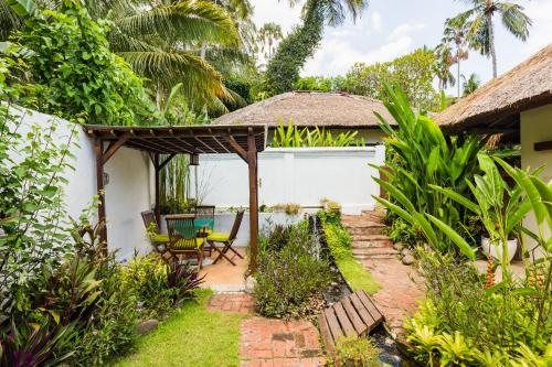 Un jardín fuera de The Water Garden Hotel