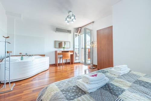 Apart-rent Duplex Port Grec 5º 0172 con vista al canal y al mar
