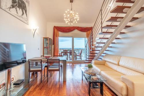 Apart-rent Duplex Port Grec 5º 0172 con vista al canal y al mar