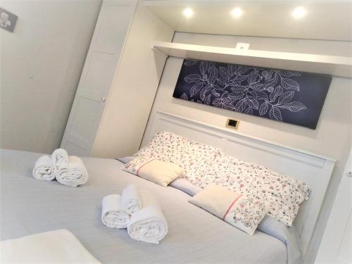 1 dormitorio pequeño con toallas en la cama en Il Gabbiano en Ameglia