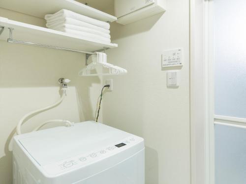 a laundry room with a washer and dryer at TRIP POD MINOSHIMA A in Fukuoka
