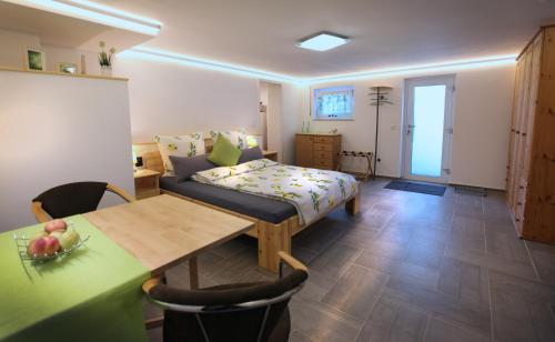 1 dormitorio con cama, mesa y comedor en elli's, en Schwabach