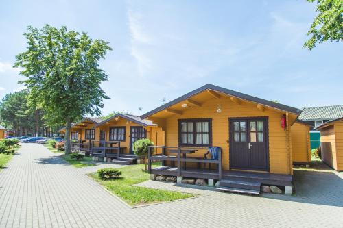 eine Reihe von Cottages liegen auf einer Straße in der Unterkunft Vičiūnų poilsiavietė Šventojoje in Šventoji