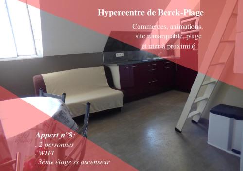 ベルク・シュル・メールにあるStudio avec mezzanine Berck-Plage Hyper-centreのベッド、デスク、テーブルが備わる客室です。