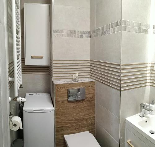 a small bathroom with a toilet and a sink at Apartament Przytulny Podolany in Poznań
