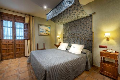 A bed or beds in a room at Hotel Retiro del Maestre