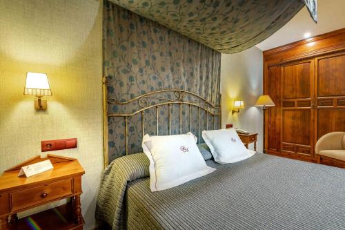 Letto o letti in una camera di Hospedium Hotel Retiro del Maestre