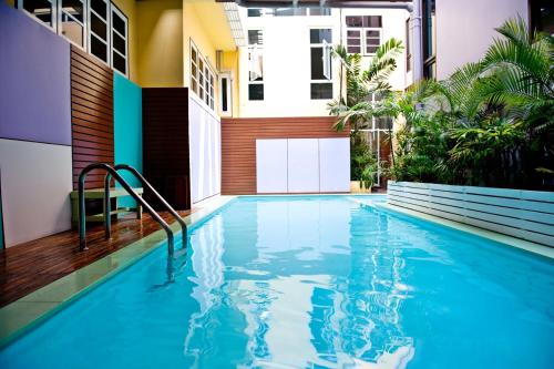 uma piscina no meio de um edifício em S2 Hotel - SHA Plus Certified em Bangsaen