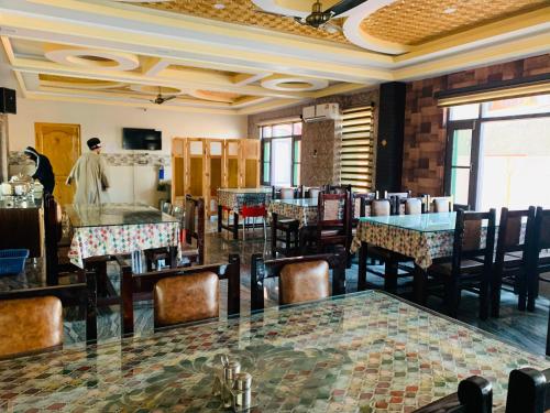 Restaurace v ubytování Hotel Shuhrah-I-Afaq