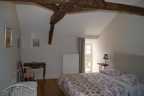 Biozat的住宿－Château de Fontnoble，一间卧室设有一张大床和一个窗户。