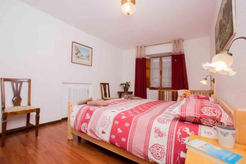 Ένα ή περισσότερα κρεβάτια σε δωμάτιο στο Maison Glarey Courmayeur CIR VdA 0023