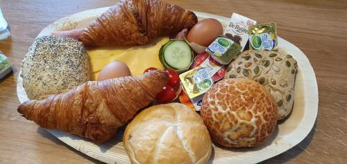 ein Teller mit Lebensmitteln, Eiern, Brot und anderen Lebensmitteln in der Unterkunft Raadhuis Parc Ganuenta in Colijnsplaat