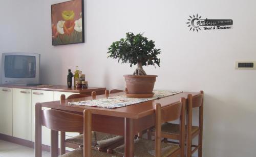 A television and/or entertainment centre at Residence Marina di Carlino Tourist