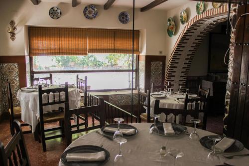 un comedor con 2 mesas y una ventana grande en Hostal Emilia, en Trujillo