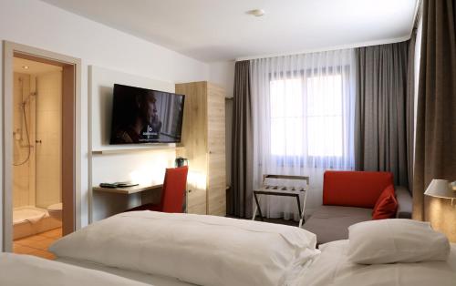 Una cama o camas en una habitación de Hotel Warteck