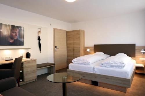 Una cama o camas en una habitación de Hotel Warteck