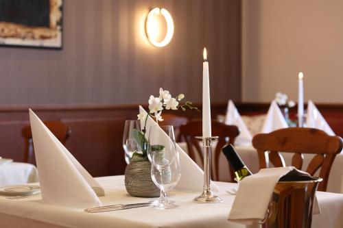 Un restaurante u otro lugar para comer en Hotel Warteck