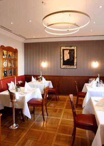 Un restaurante u otro lugar para comer en Hotel Warteck