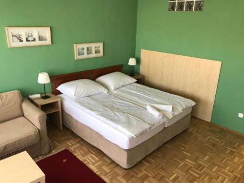 1 dormitorio con 1 cama grande y 1 sofá en Budapest Flat Rent, en Budapest