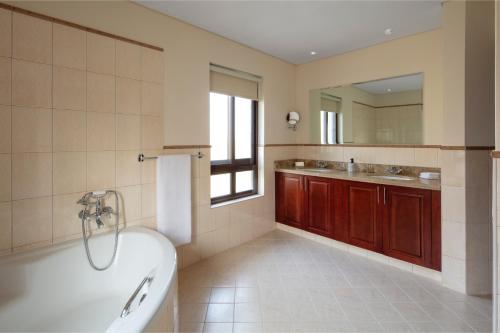 Kylpyhuone majoituspaikassa Dubai Creek Club Villas