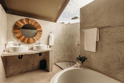 Ett badrum på Mopane Bush Lodge