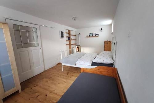 - une chambre avec 2 lits dans une pièce avec une porte dans l'établissement Ubytovanie v Banskej Bystrici - dom s terasou, à Banská Bystrica