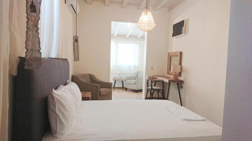 sypialnia z białym łóżkiem i salonem w obiekcie Lefkada Princess Junior Suite w mieście Leukada (miasto)