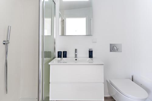 Un baño de Faro Clara Suites