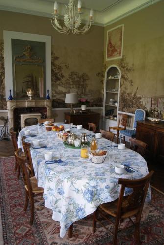Biozat的住宿－Château de Fontnoble，用餐室配有餐桌和食物