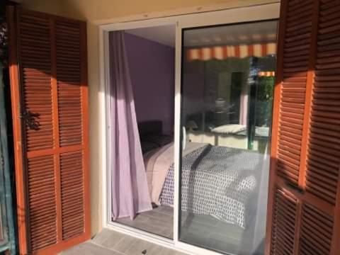 صورة لـ AGAY le pti bonheur 60m2 rez de jardin, en bord de mer في سانت رافائيل