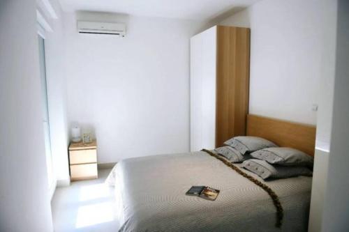 um quarto com uma cama com um livro em Blue Moon Luxe Appartement C2-4 em Crikvenica
