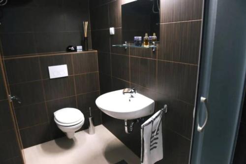 uma casa de banho com um WC e um lavatório em Blue Moon Luxe Appartement C2-4 em Crikvenica
