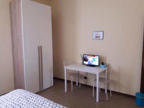 Zimmer mit einem Schreibtisch und einem Computer darauf in der Unterkunft La Casa Nel Verde 2 in Bologna