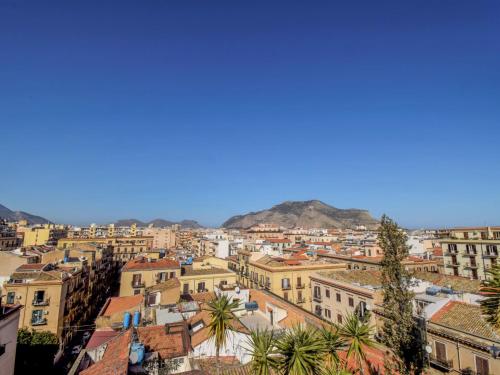 vista su una città con montagne sullo sfondo di Apartment Giardino delle Palme by Interhome a Palermo